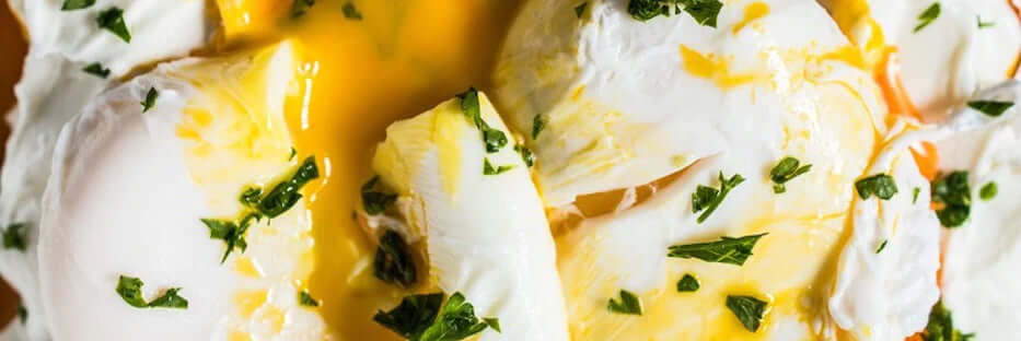 Poached eggs with yogurt and spicy butter